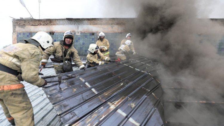 Алматинка поблагодарила пожарных за спасение ее дома от огня