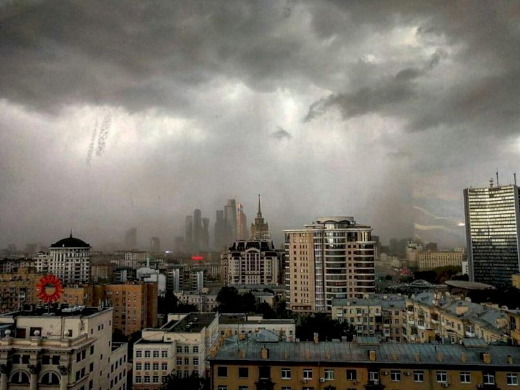 Ураган снес часть Кремля в Москве