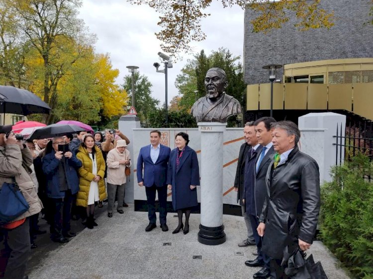 Памятник великому поэту Абаю открыли в Берлине