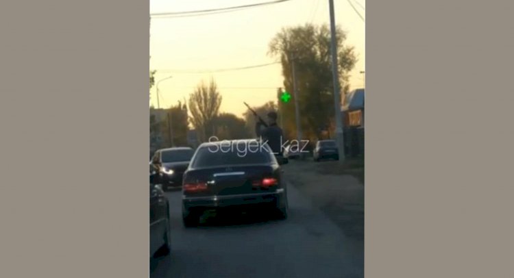 Видео кортежа без госномеров с автоматчиком в одном из автомобилей распространяется в сети