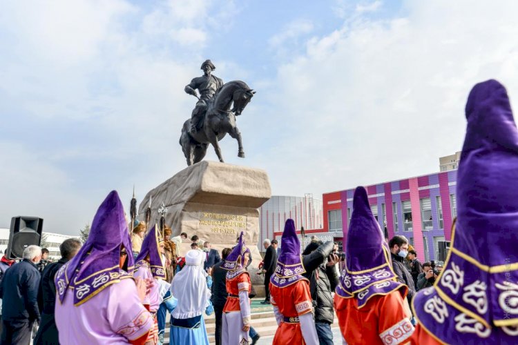 В Жетысу установили памятник Жолбарыс бию