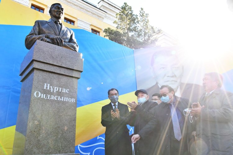 В Алматы открыли памятник Нуртасу Ондасынову