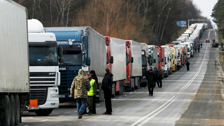 Сколько машин ожидают очереди на выезд из Казахстана