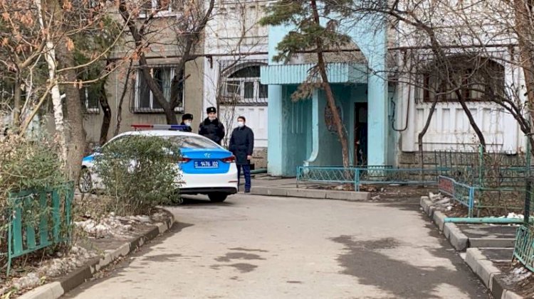 Женщина с тремя детьми выбросилась из окна в Алматы