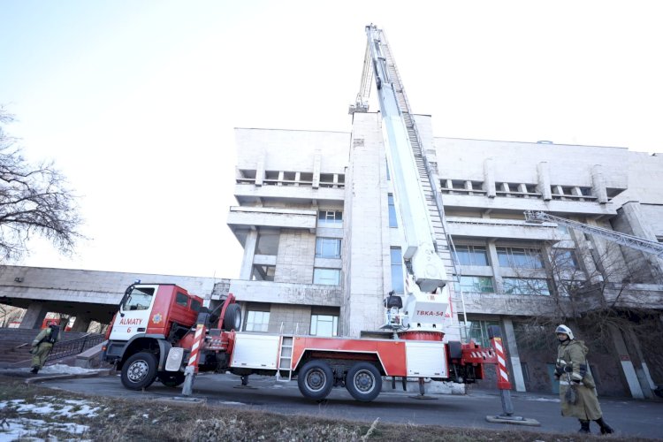 Пожарные отработали профессиональные навыки в одном из театров Алматы