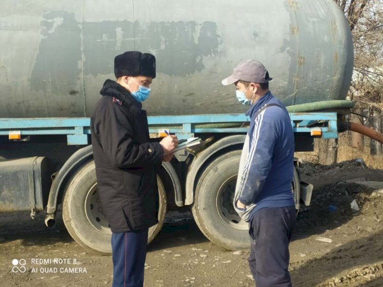 В Алматы наказали водителя ассенизаторской машины