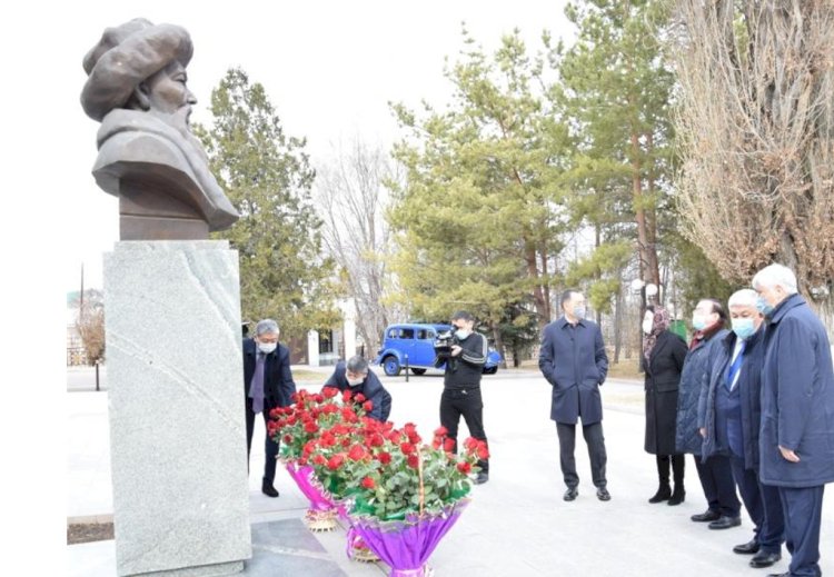 Госсекретарь РК возложил цветы к памятнику Жамбыла Жабаева