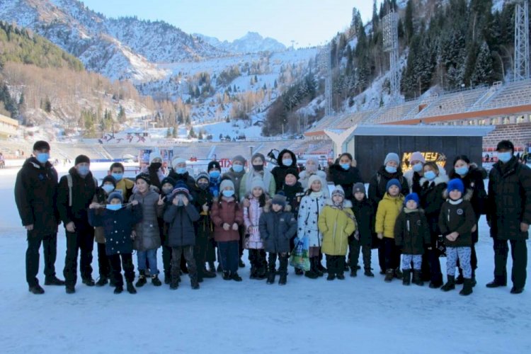 Детей полицейских, погибших на службе, свозили на «Медеу»