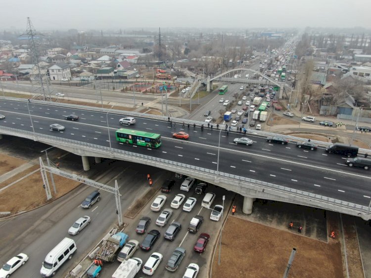В Алматы запустили движение на крупной транспортной развязке