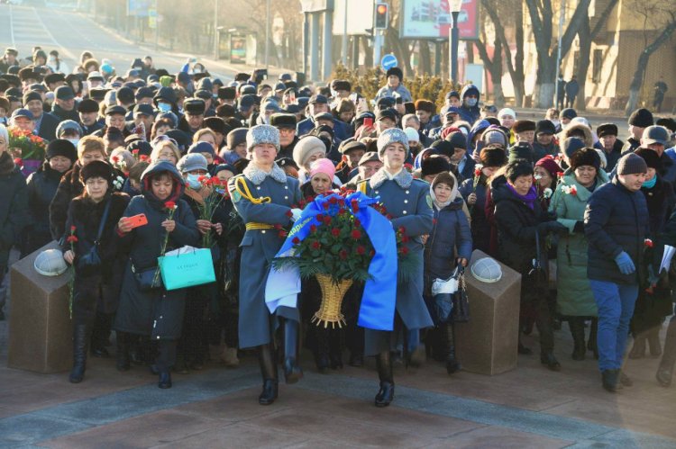 В Алматы состоялась церемония возложения цветов к монументу «Тәуелсіздік таңы»