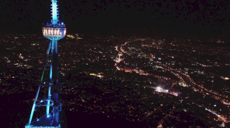 Тбилисская телебашня окрасилась в цвета казахстанского флага