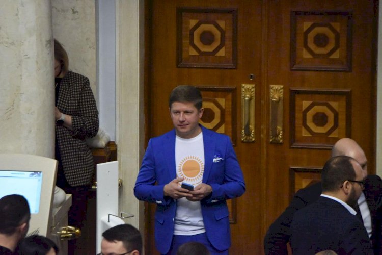 Депутат украинской Рады пришел на заседание в одежде с казахстанской символикой