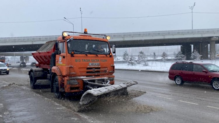 Более 1300 дорожных рабочих убирают снег в Алматы