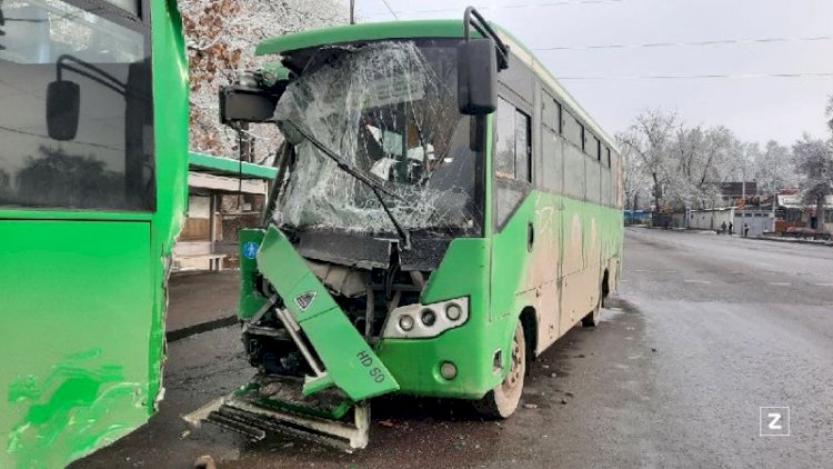 Два автобуса столкнулось в Алматы, пострадали около 20 человек