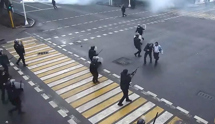 Жуткие кадры избиения полицейских во время массовых беспорядков показали в ДП Алматы
