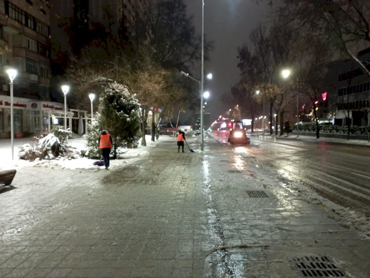 Почти 1500 дорожных рабочих убирают снег в Алматы