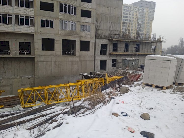В Алматы рухнул строительный кран