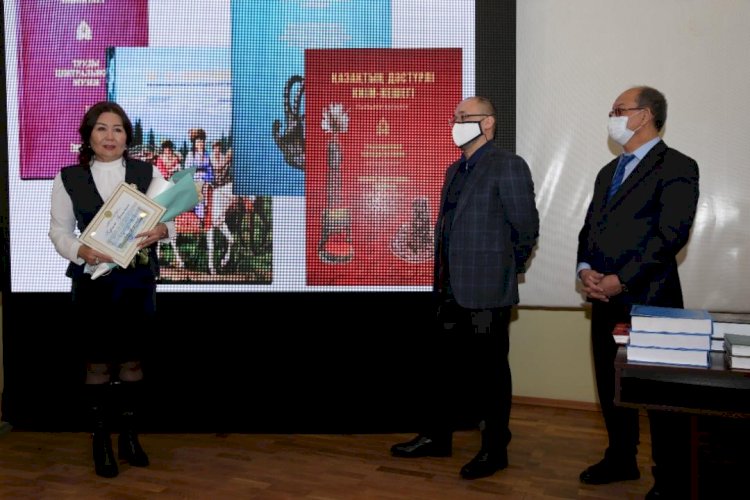 В Алматы сотрудникам Центрального государственного музея вручили награды