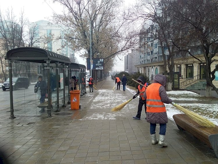 В Алматы приступили к уборке снега