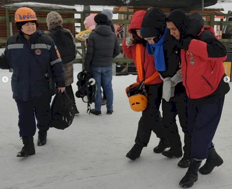 Пострадавшего туриста спустили спасатели с ледника Богдановича близ Алматы