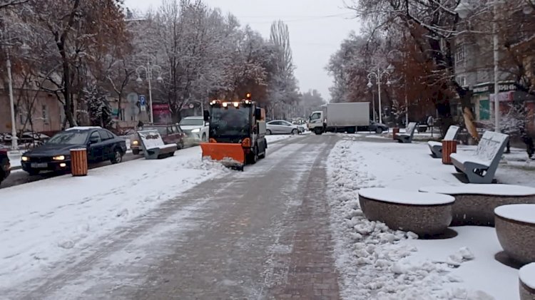 Более 600 единиц спецтехники и 1660 дорожных рабочих очищают от снега Алматы
