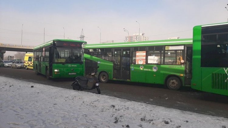 Три автобуса с пассажирами столкнулись в Алматы