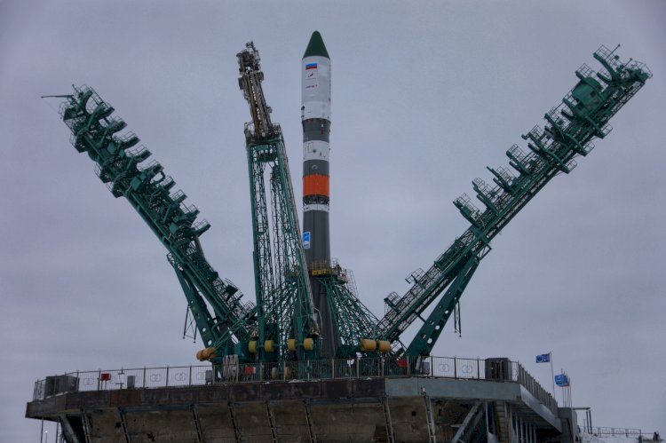 Грузовой корабль «Прогресс МС-19» установлен на стартовом комплексе Байконура