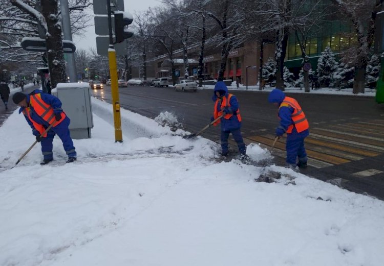 Более 600 единиц спецтехники и 1400 рабочих убирают снег в Алматы