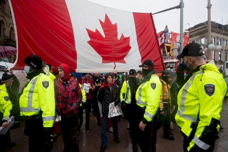 Власти Канады начали замораживать банковские счета протестующих