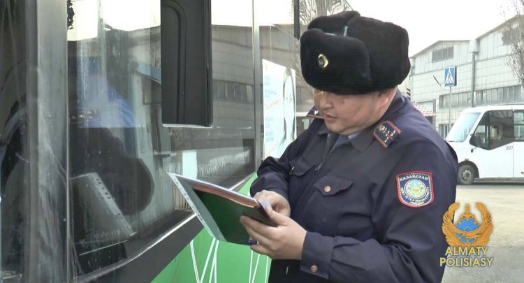 Полицейские Алматы проверяют пассажирский транспорт