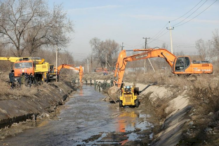 Свыше 520 кубометров мусора вывезли во время очистки рек в Алматы