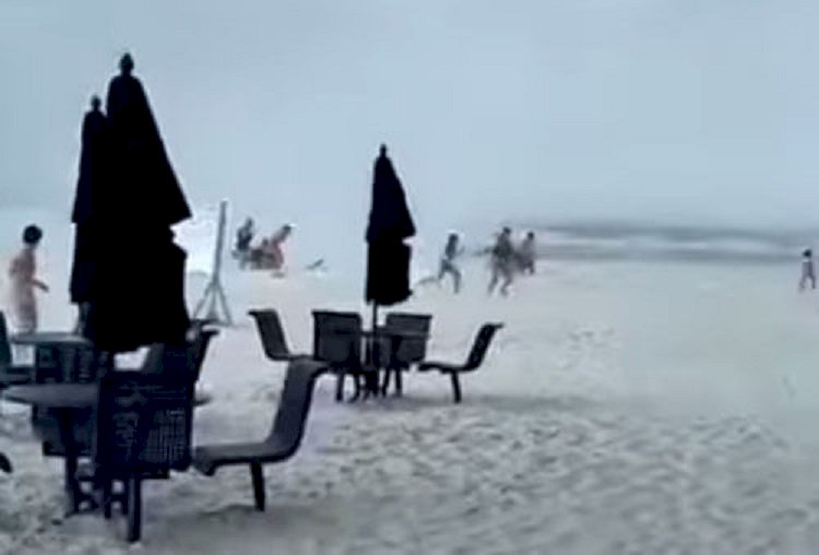 Смерч, мгновенно превратившийся в торнадо на пляже, попал на видео