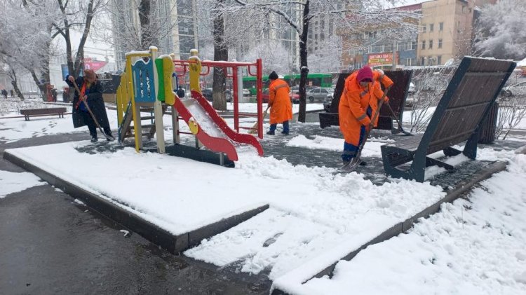 Коммунальные службы продолжают уборку снега в Алматы