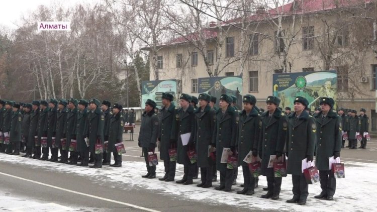 В Алматы наградили курсантов, защищавших город во время беспорядков