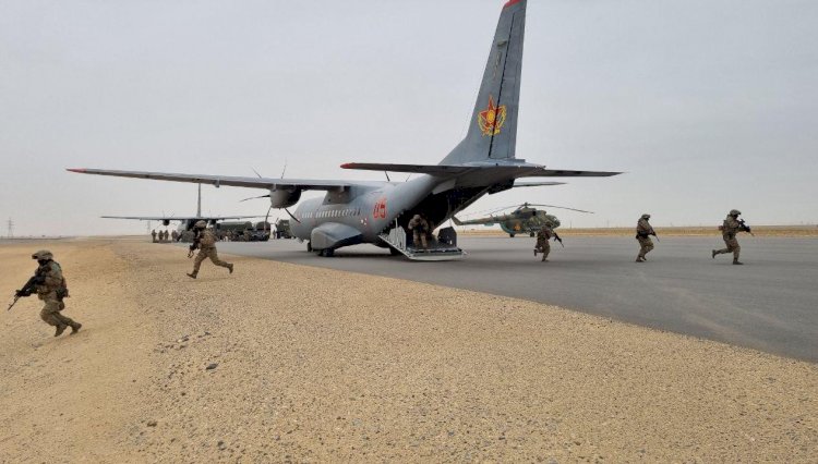 Военно-транспортные самолеты совершили посадку на автотрассу Жанаозен - Бейнеу