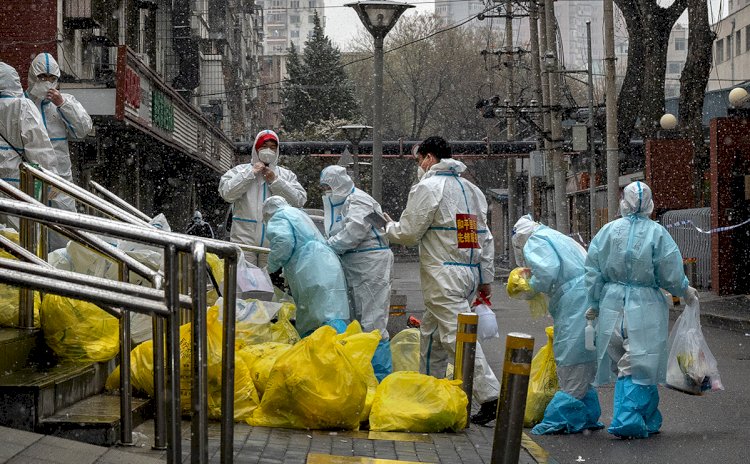 Жители закрытого на карантин Шанхая жалуются на нехватку еды и медикаментов