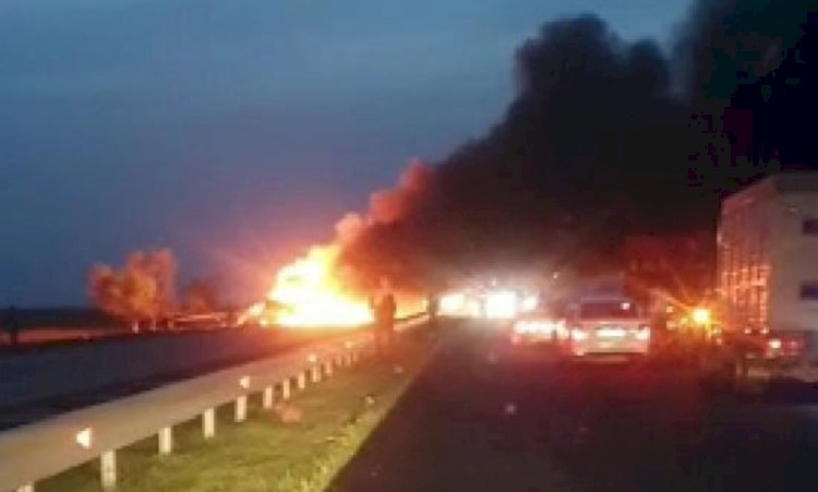 Фура с бытовой техникой сгорела на трассе в Туркестанской области