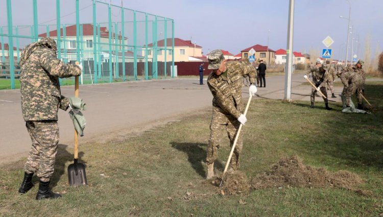 Более тысячи военнослужащих вышли на субботник в столице Казахстана