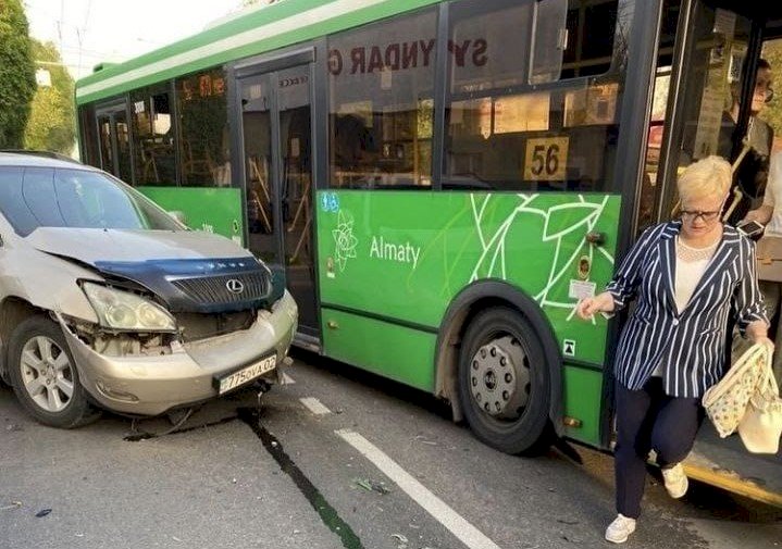 Автобус и автомобиль не поделили дорогу в центре Алматы