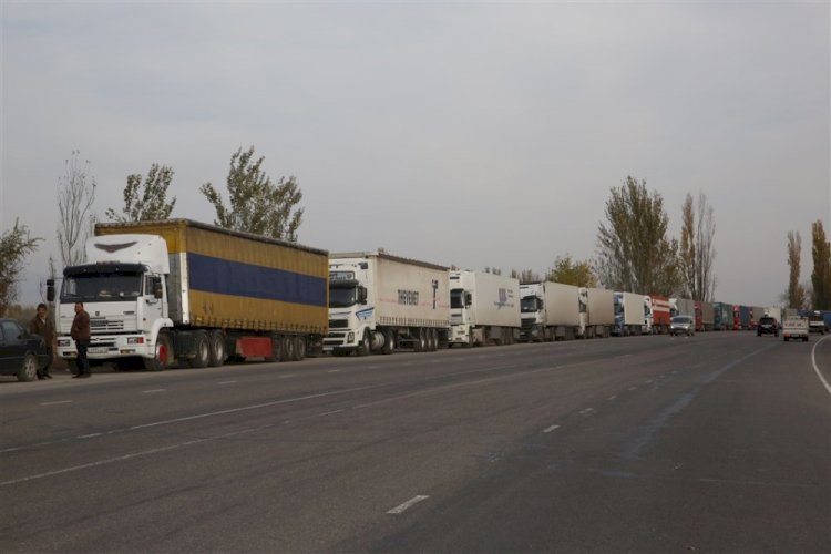 Власти Казахстана и Кыргызстана обсудили скопление фур на границе