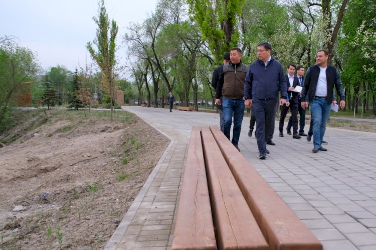 Аким Алматы проверил ход работ по благоустройству парка «Желтоксан»