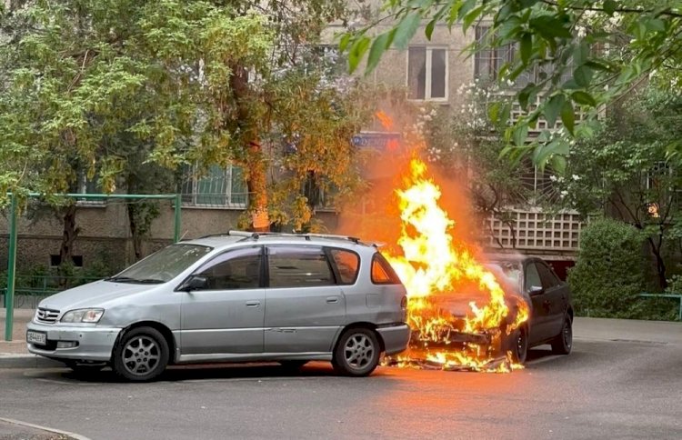 В Алматы сгорел автомобиль