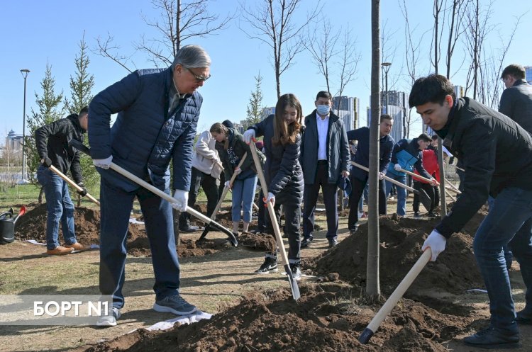 Касым-Жомарт Токаев посадил дерево в Ботаническом саду Нур-Султана