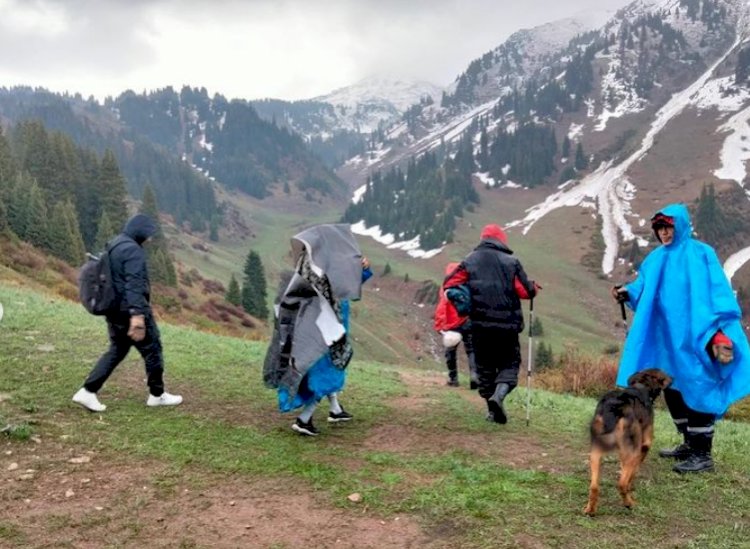 Спасатели помогли двум застрявшим в горах Алматы туристам вернуться домой