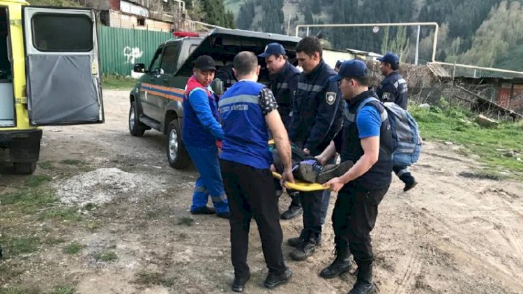 Спасатели эвакуировали пострадавшего человека из ущелья Алма-Арасан