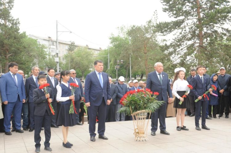 В Талдыкоргане возложили цветы к памятнику Кунаева
