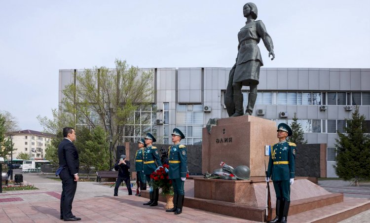 Премьер-министр РК возложил цветы к памятнику Алие Молдагуловой