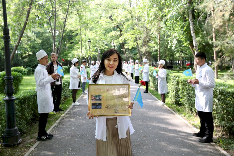 В Алматы наградили медсестер и фельдшеров по случаю профессионального праздника
