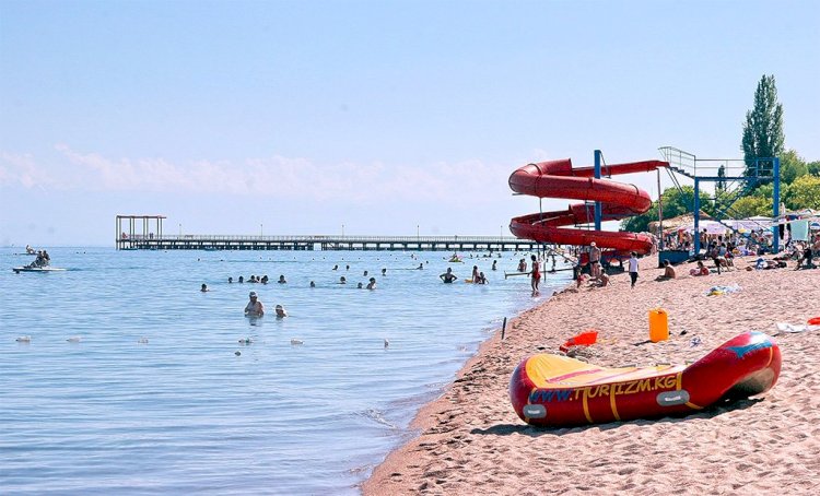 Президент Кыргызстана открыл местным жителям доступ на все пляжи Иссык-Куля