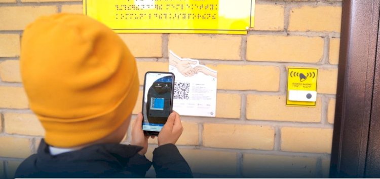 В школах Алматы устанавливают таблички с QR-кодами